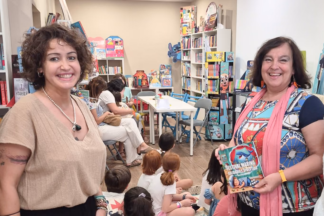 La concejala de Juventud, Carmen López, junto a la autora, Pilar Valentín, en la presentación de "Festival Marino, Solidario y Divertido"