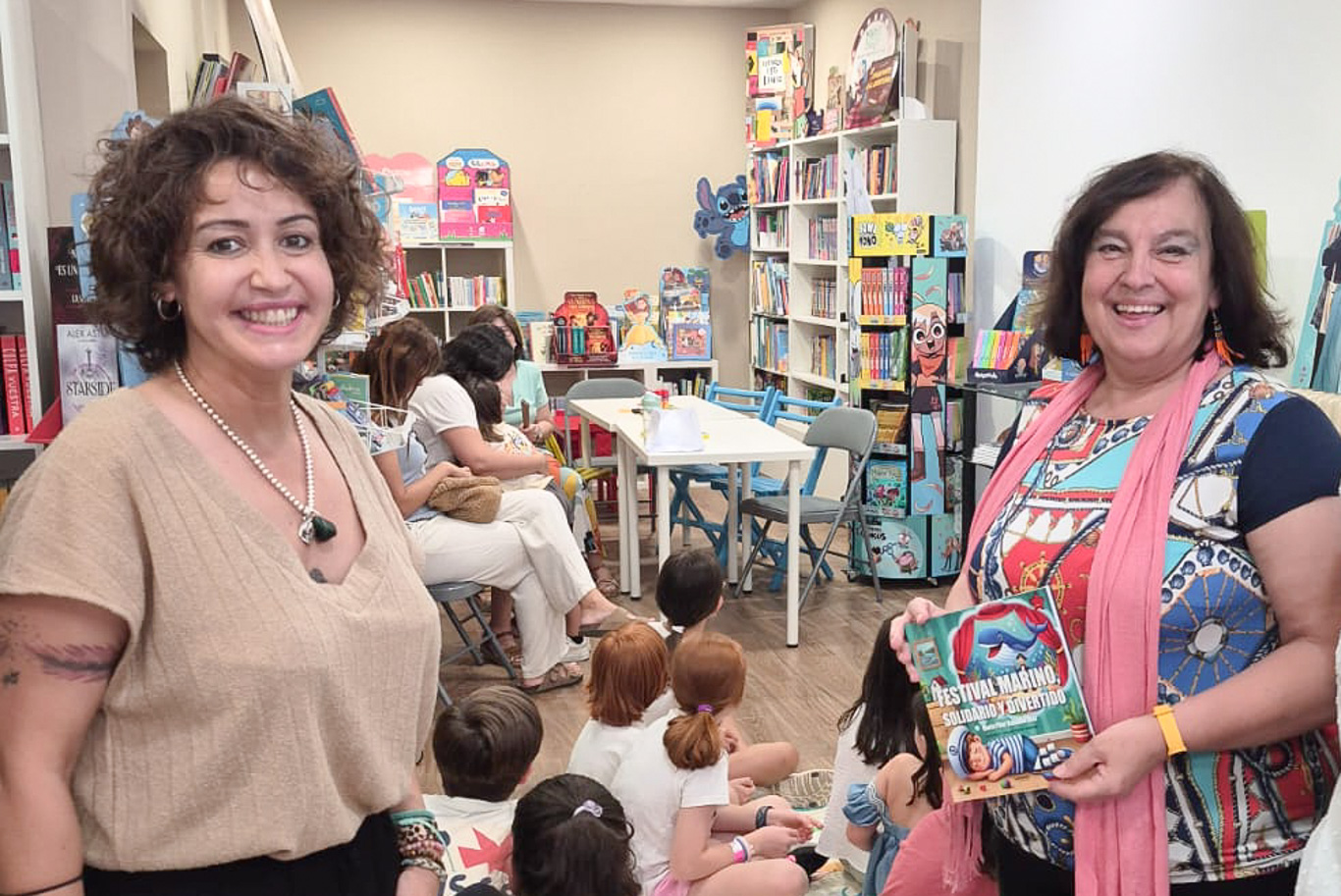 La concejala de Juventud, Carmen López, junto a la autora, Pilar Valentín, en la presentación de "Festival Marino, Solidario y Divertido"