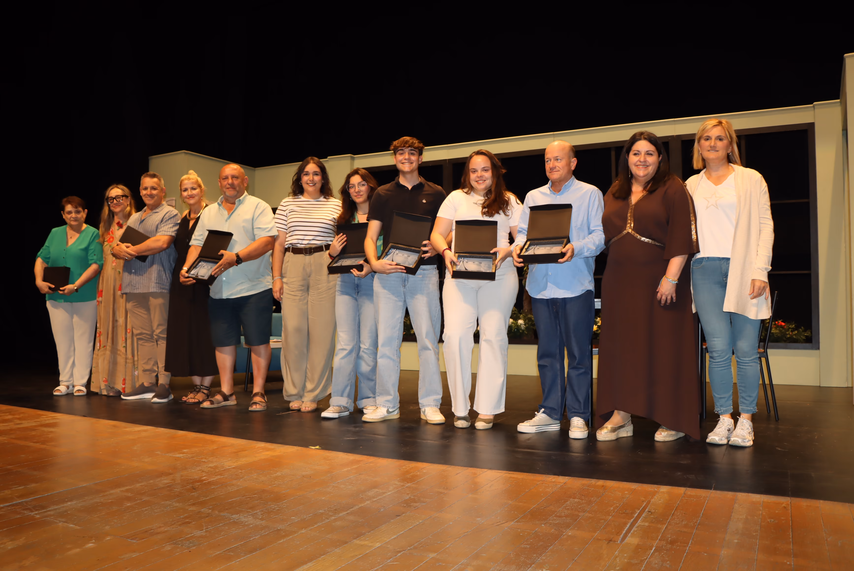 Grupos participantes en la Muestra Local durante el acto de clausura