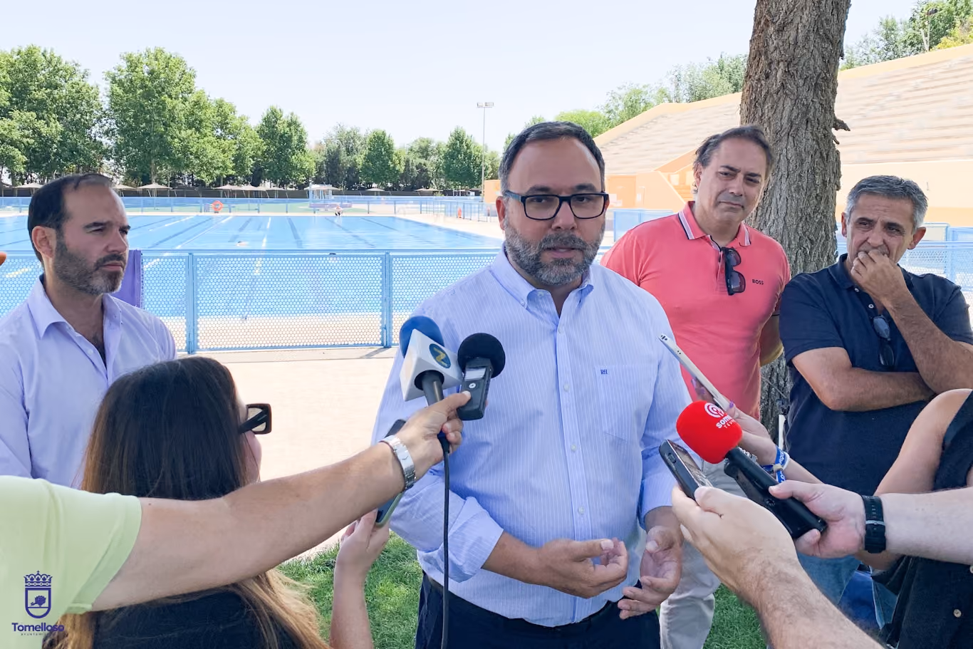 El alcalde atiende a los medios para presentar el Campeonato Regional de Natación benjamín y alevín