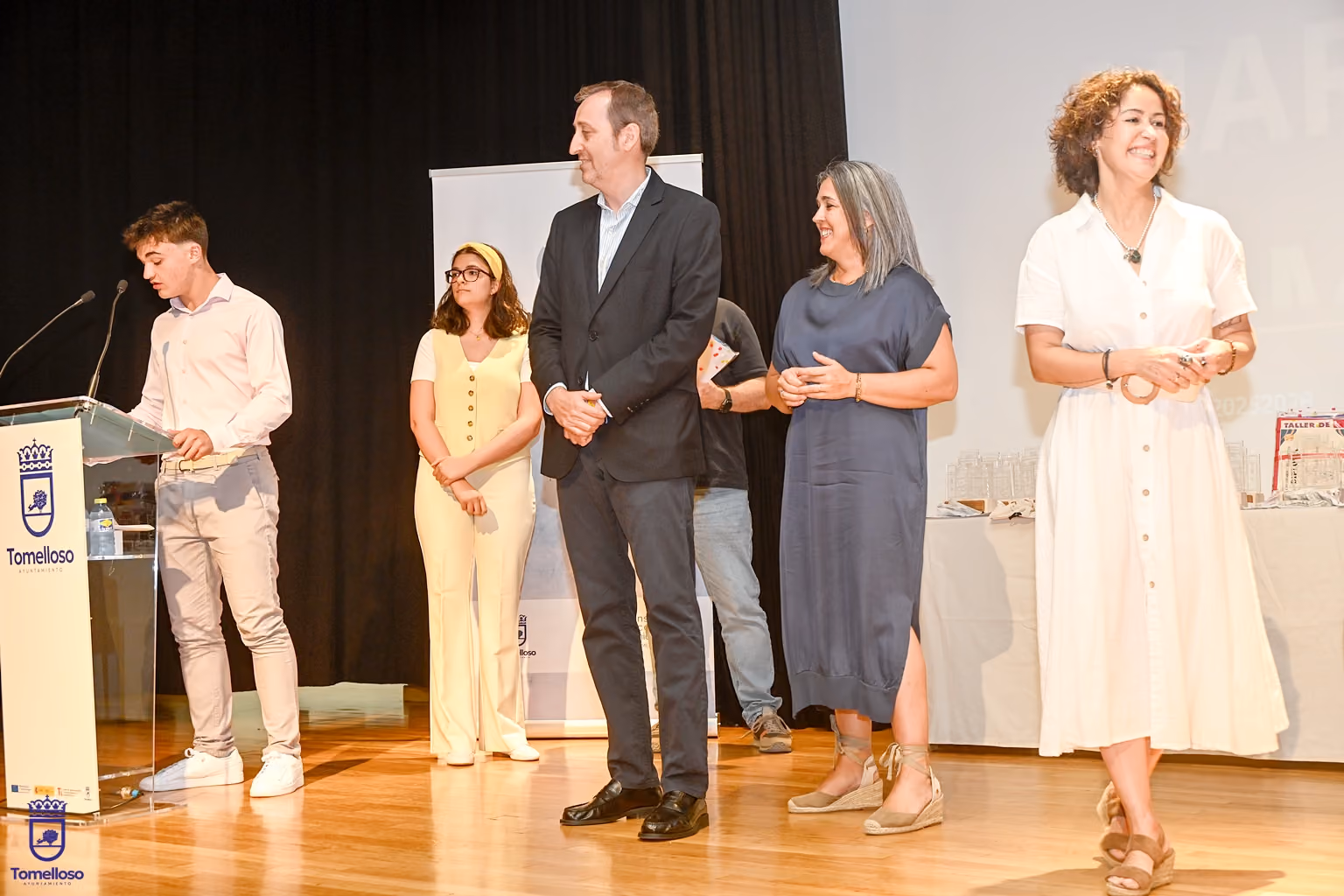 Presentadores y concejales durante el acto de clausura