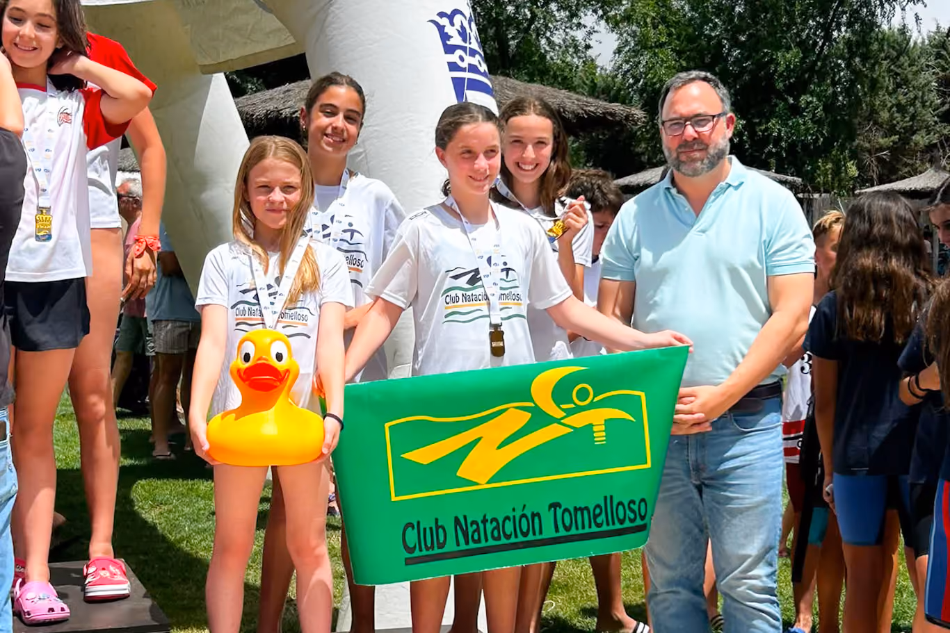 El alcalde, Javier Navarro, en entrega trofeos campeonato regional natación