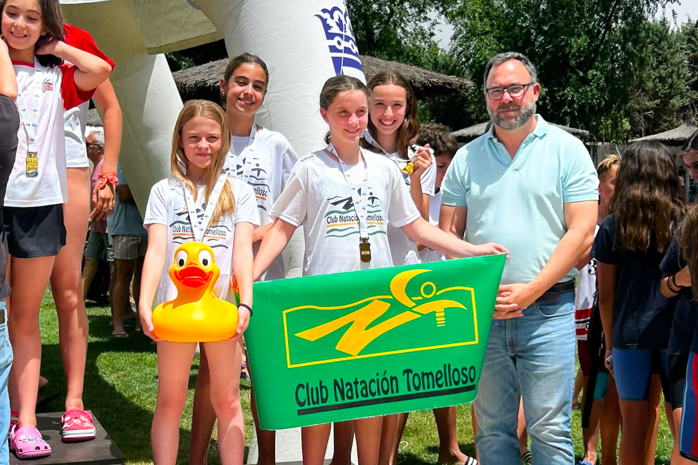 El alcalde, Javier Navarro, en entrega trofeos campeonato regional natación