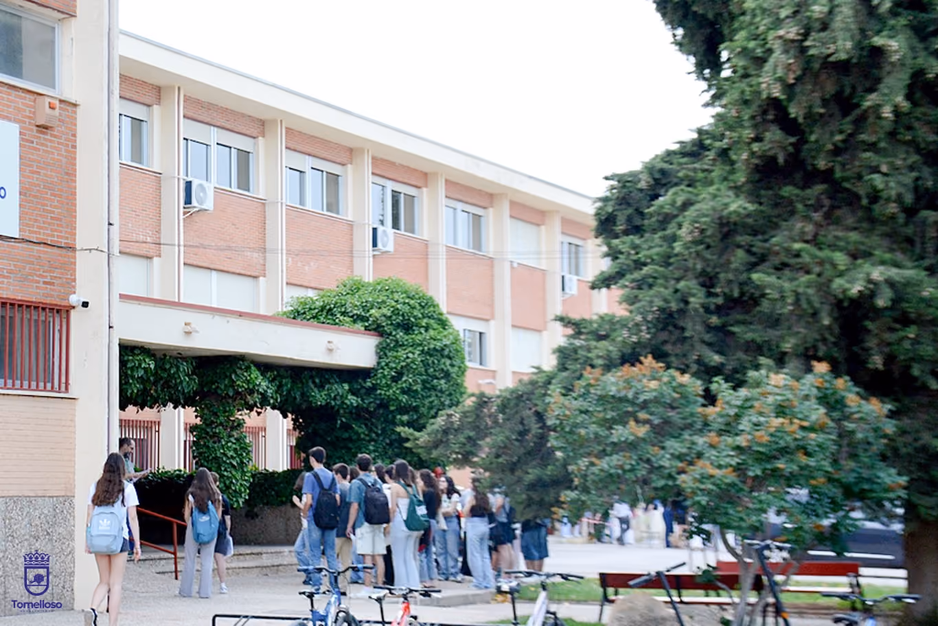 Estudiantes en la puerta de instituto