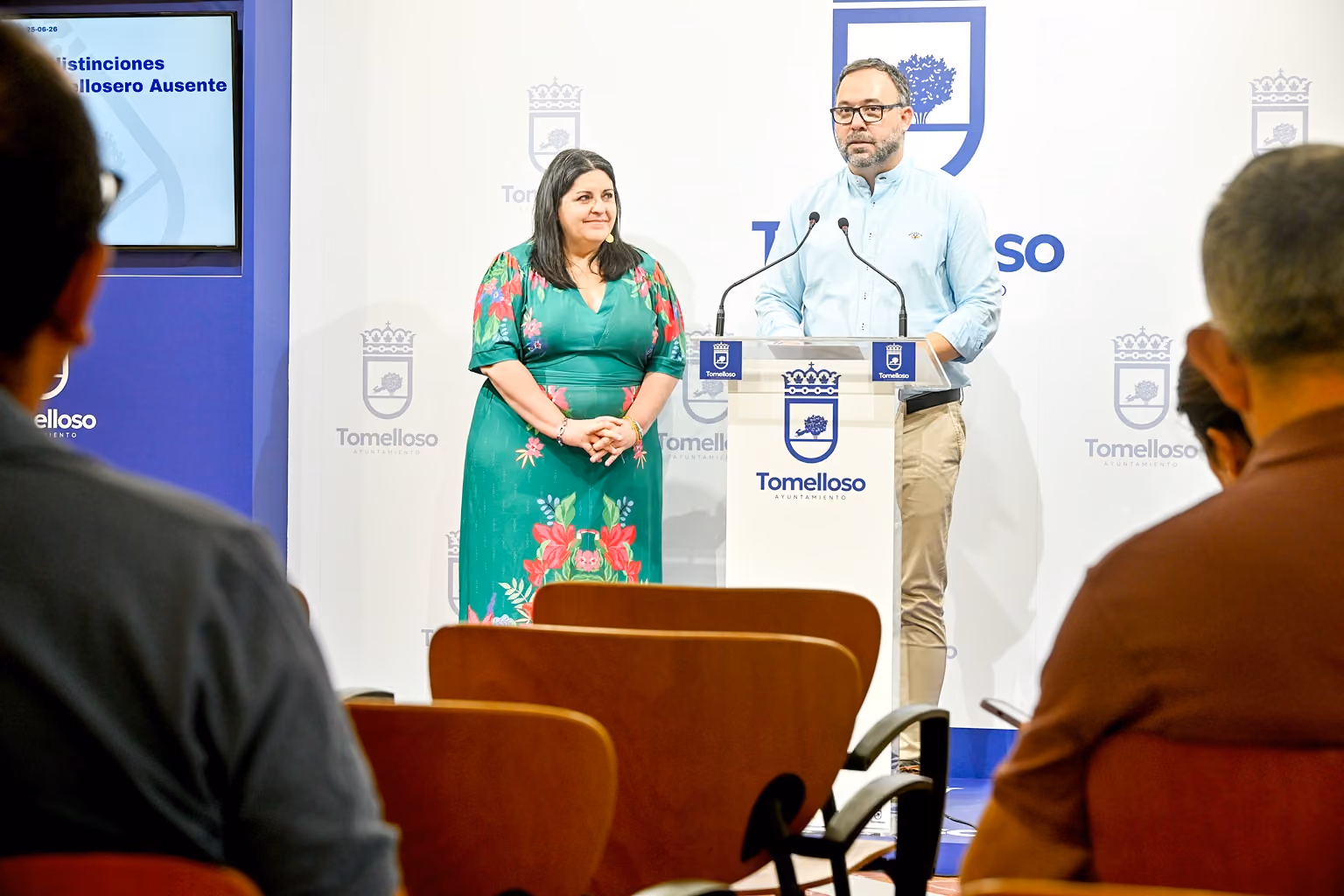 Javier Navarro e Inés Losa durante el anuncio de las distinciones.