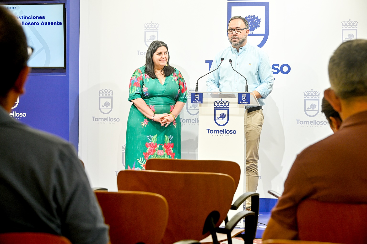 Javier Navarro e Inés Losa durante el anuncio de las distinciones.