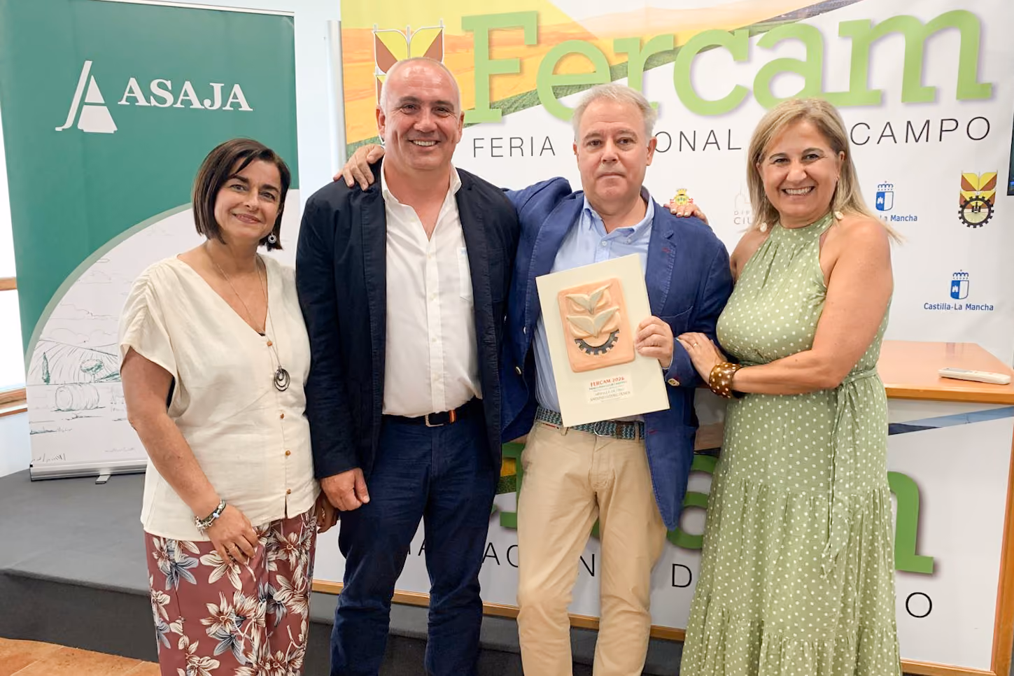 Antonio Gómez, junto a Eolísa Perales y los representantes de ASAJA tras recibir el premio 