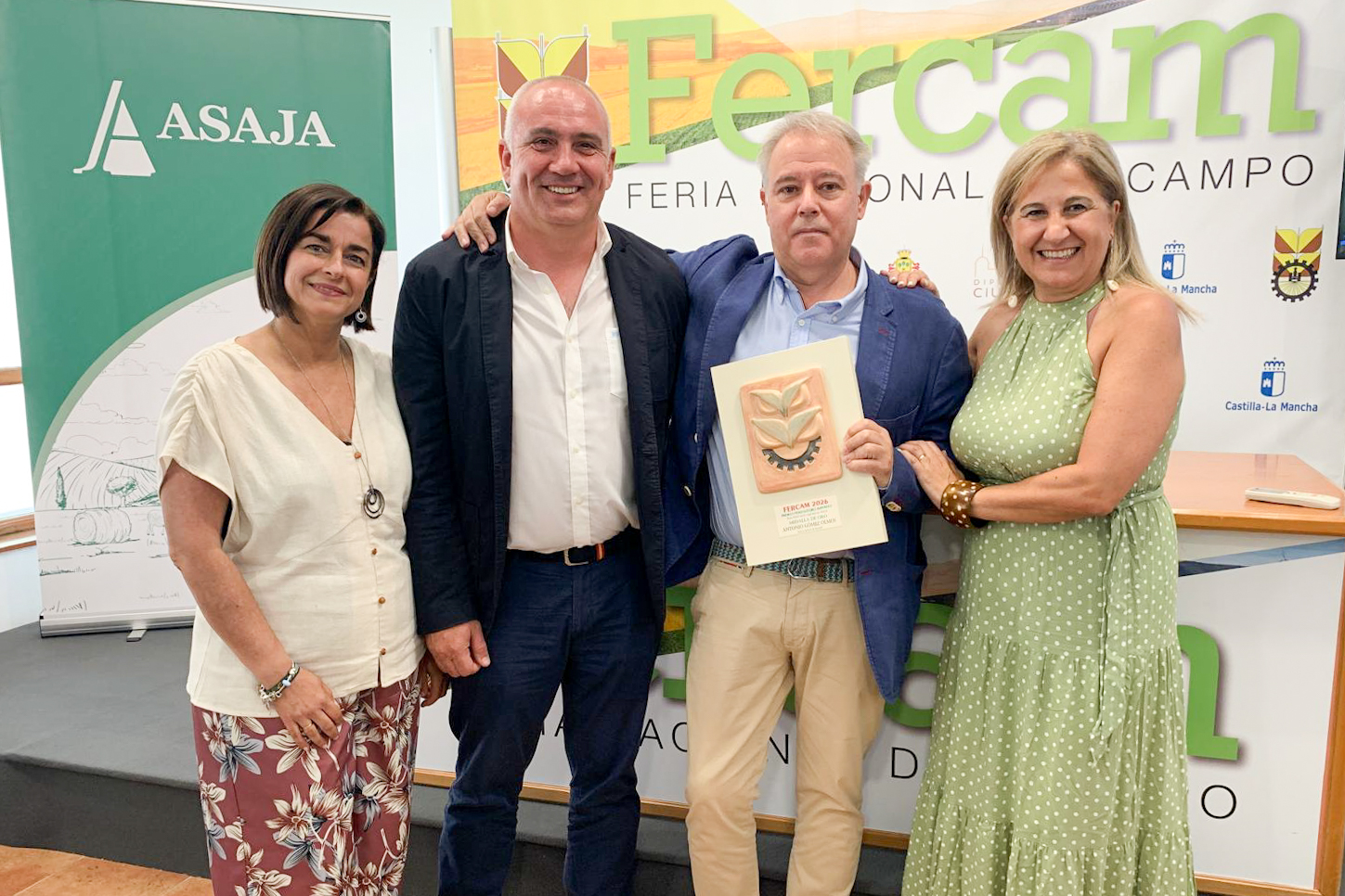 Antonio Gómez, junto a Eolísa Perales y los representantes de ASAJA tras recibir el premio 