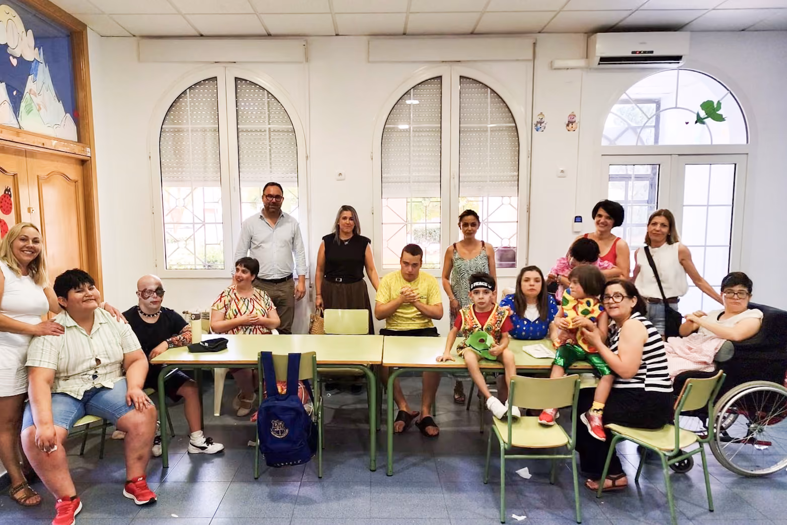 Los responsables municipales durante la visita a la ludoteca con usuarios, famililares y monitores