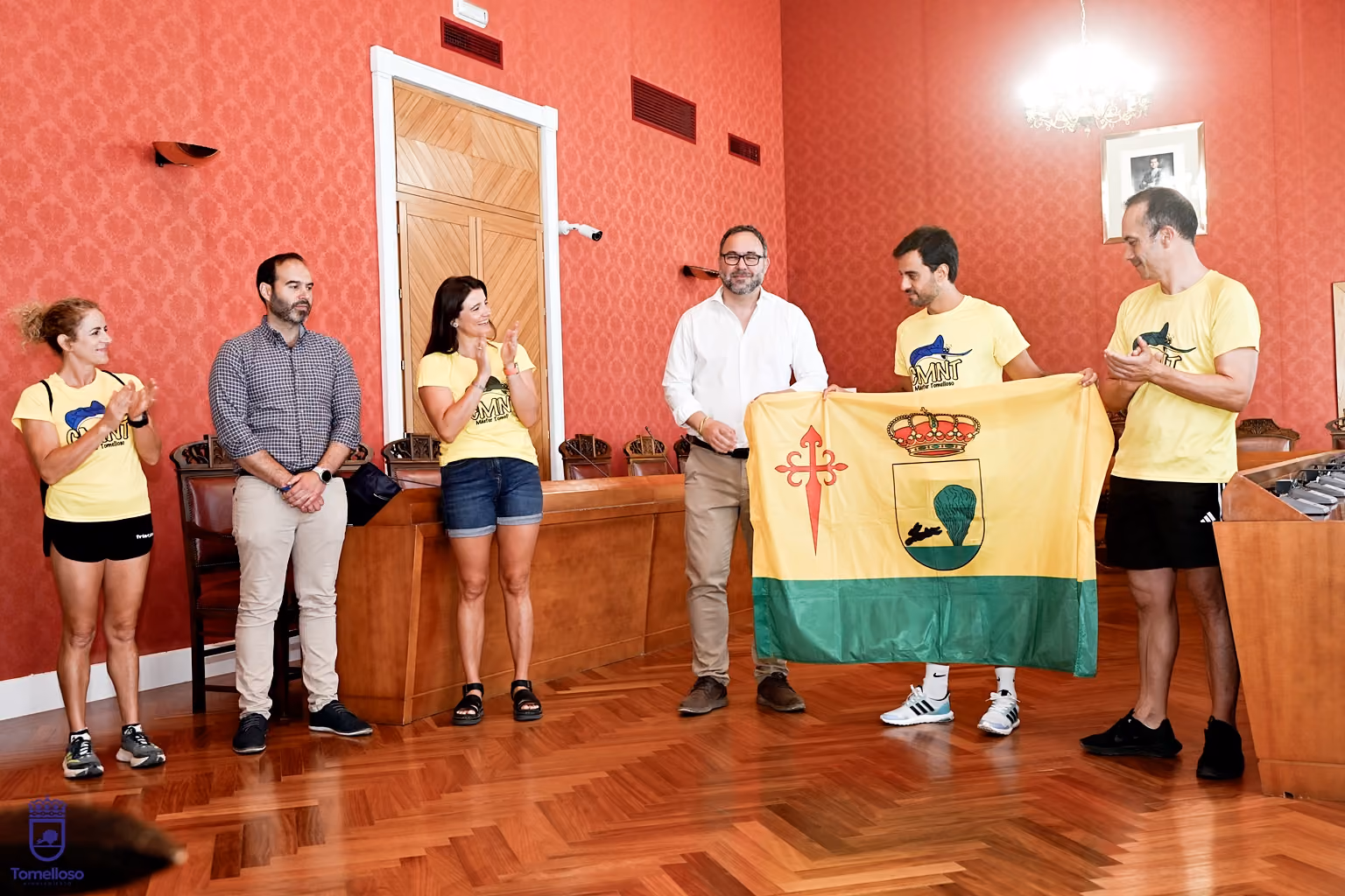 Javier Navarro, en el centro, durante la entrega de la bandera de Tomelloso al entrenador Jaime Sánchez