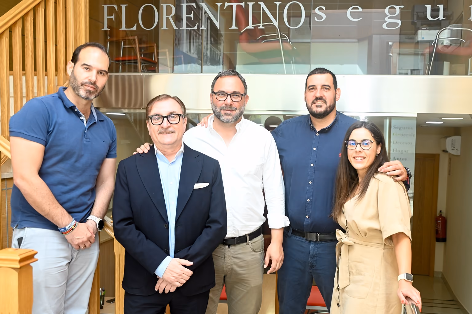 Javier Navarro, en el centro, con los responsables de la empresa