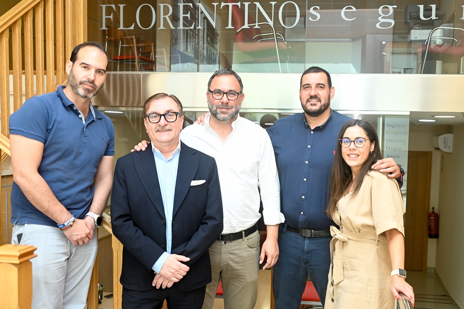 Javier Navarro, en el centro, con los responsables de la empresa
