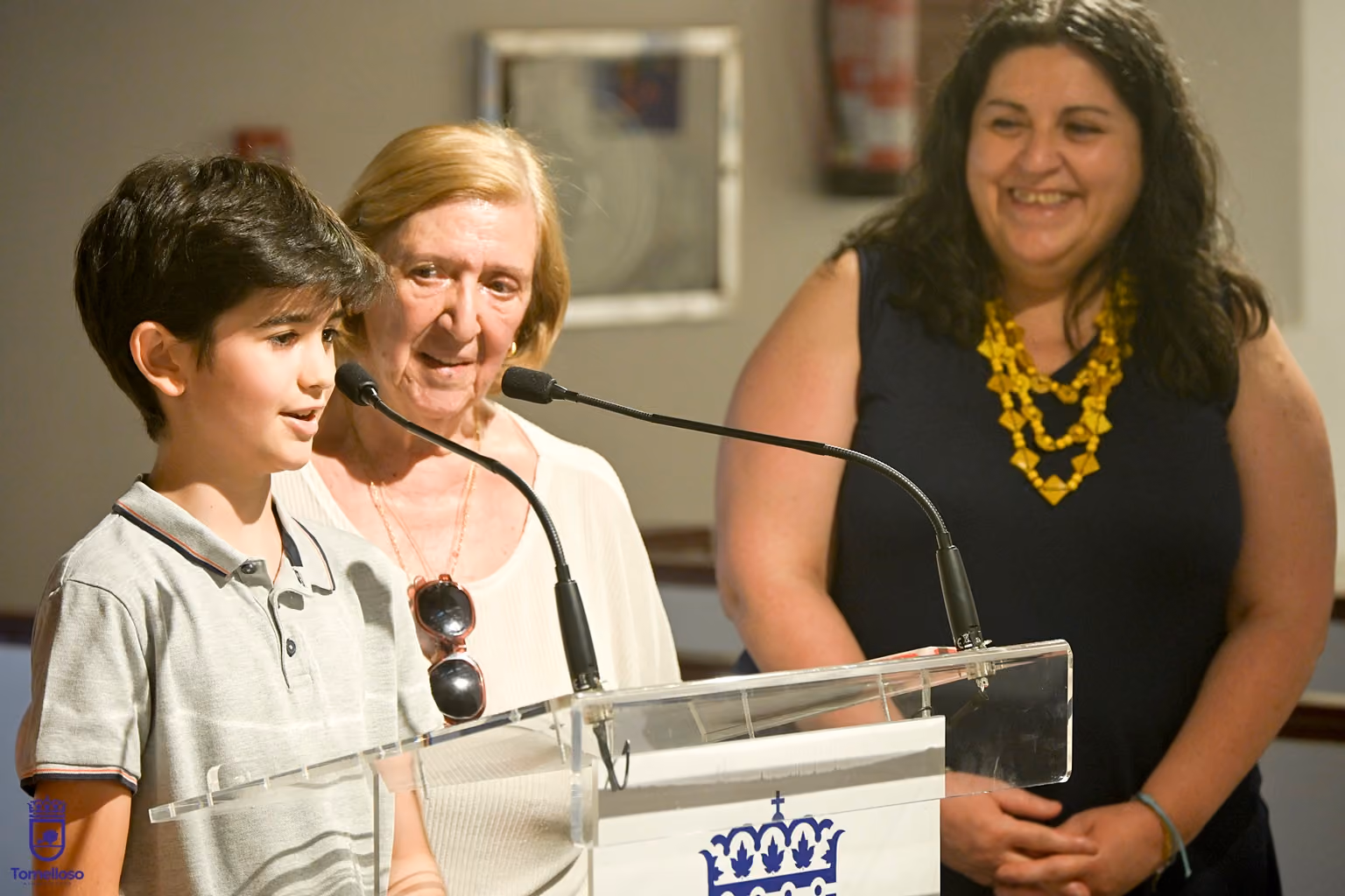 Aurora Sahuquillo e Inés Losa, con uno de los alumnos
