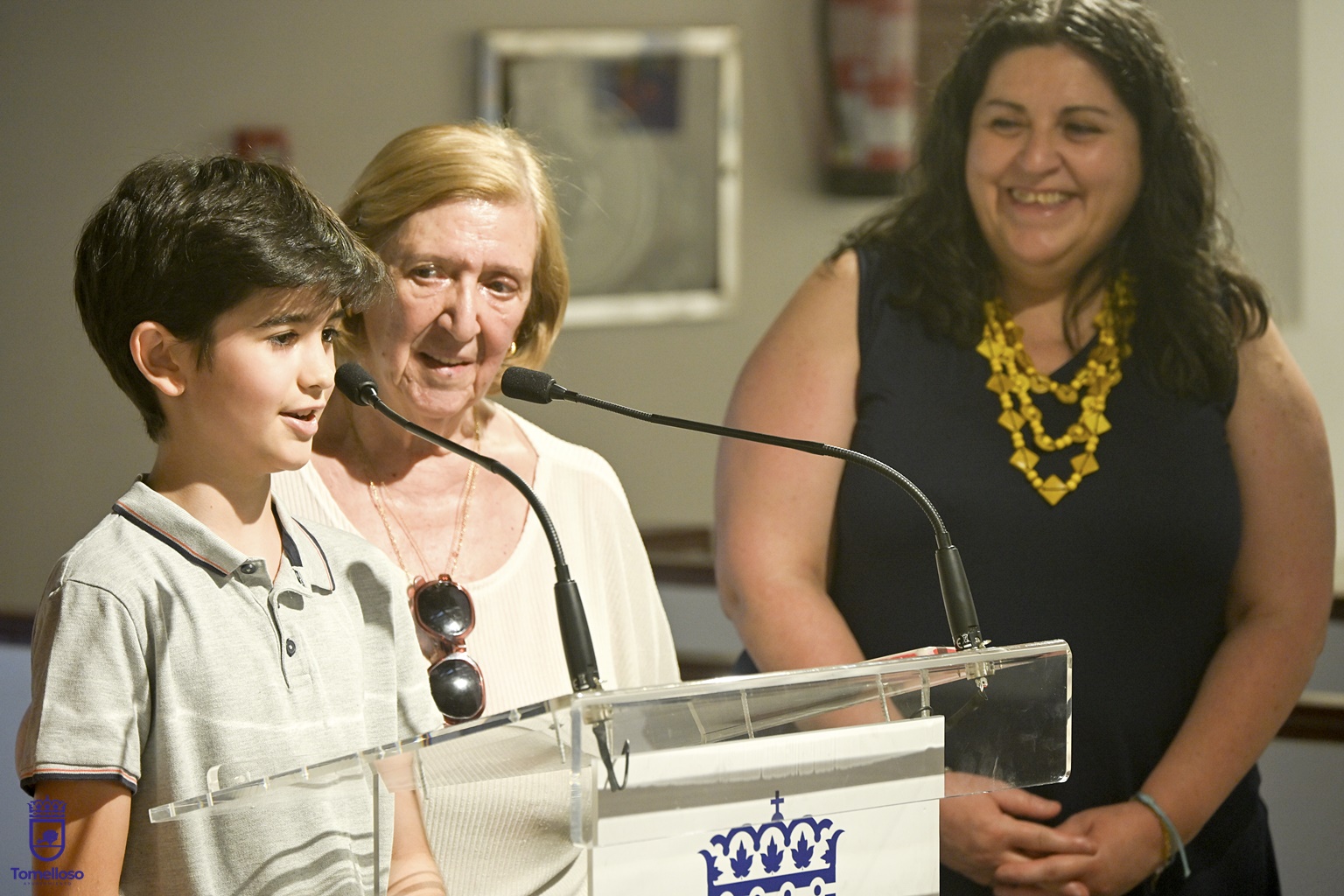 Aurora Sahuquillo e Inés Losa, con uno de los alumnos