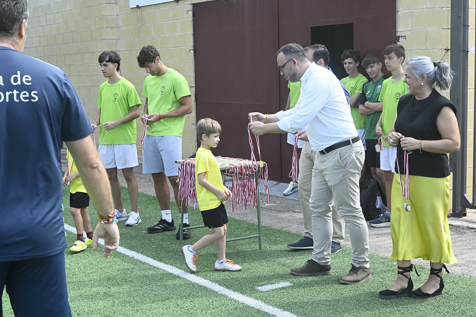 Javier Navarro hace entrega de su medalla a uno de los participantes