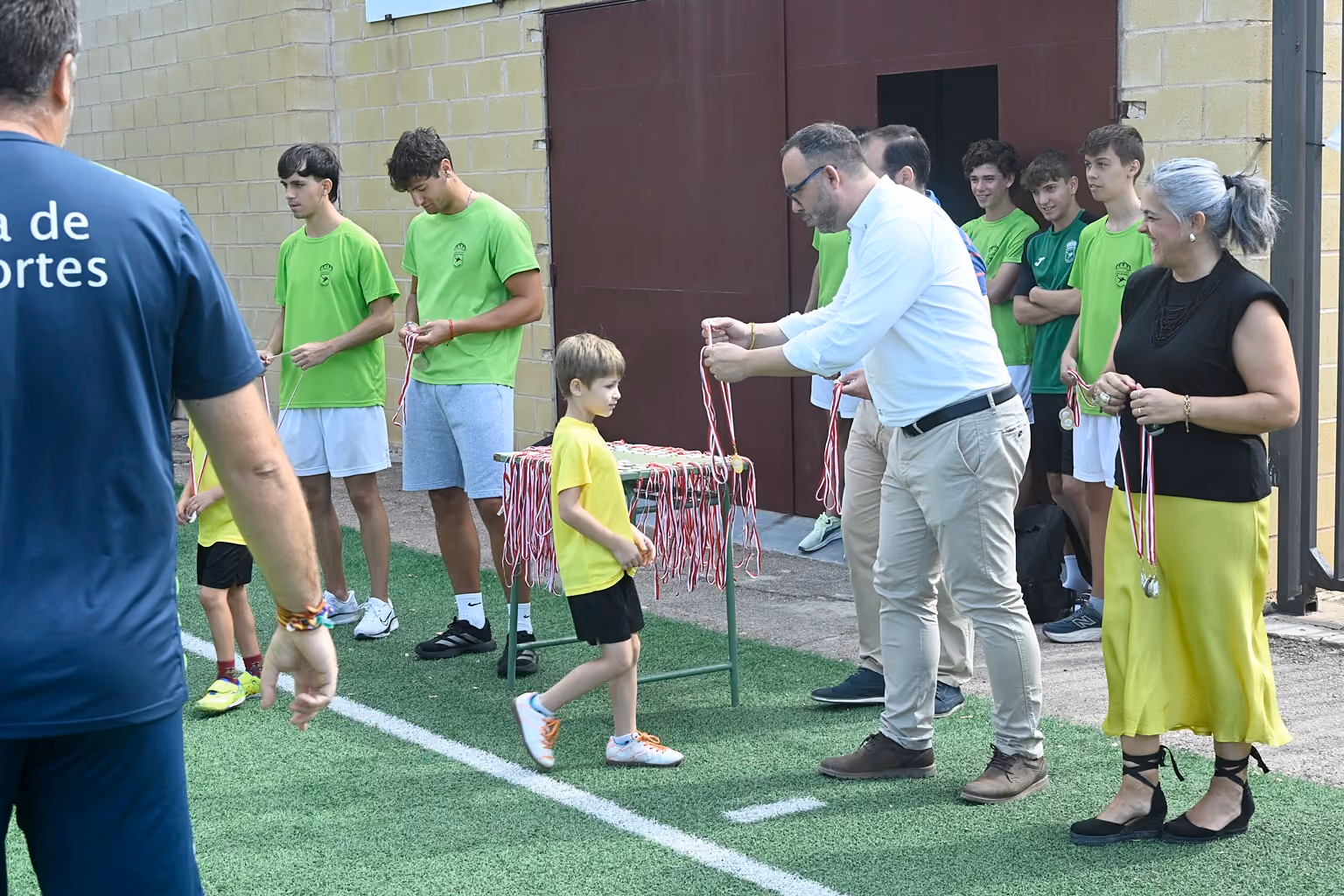 Javier Navarro hace entrega de su medalla a uno de los participantes