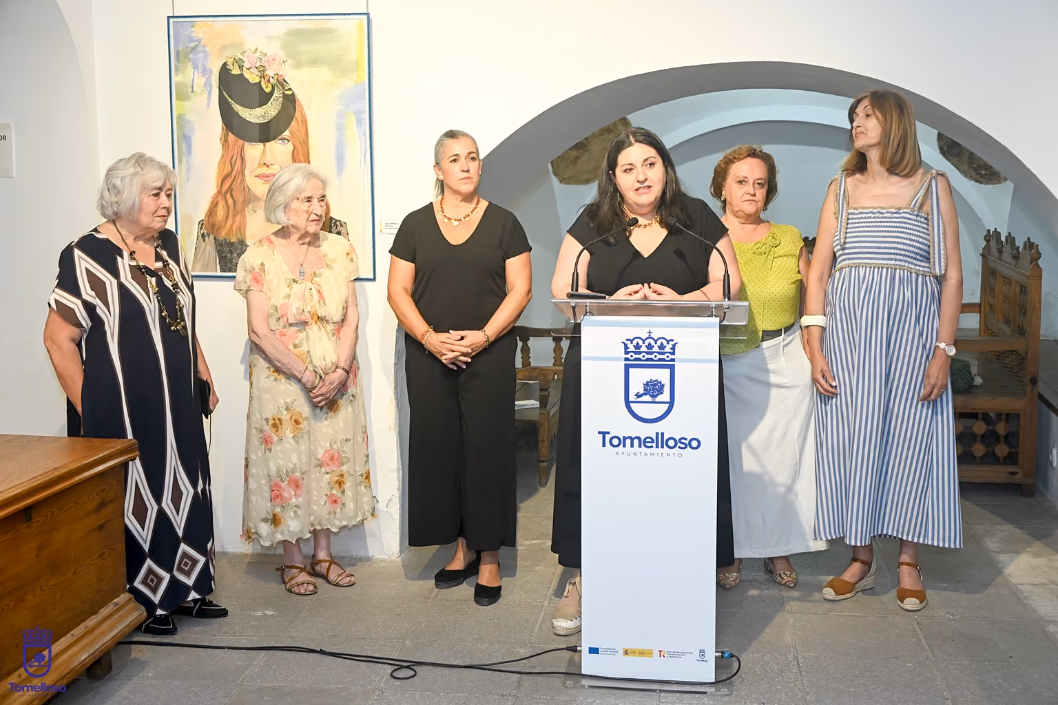 La concejala de Cultura Inés Losa, en el centro, durante la inauguración de la exposición del grupo Alborada