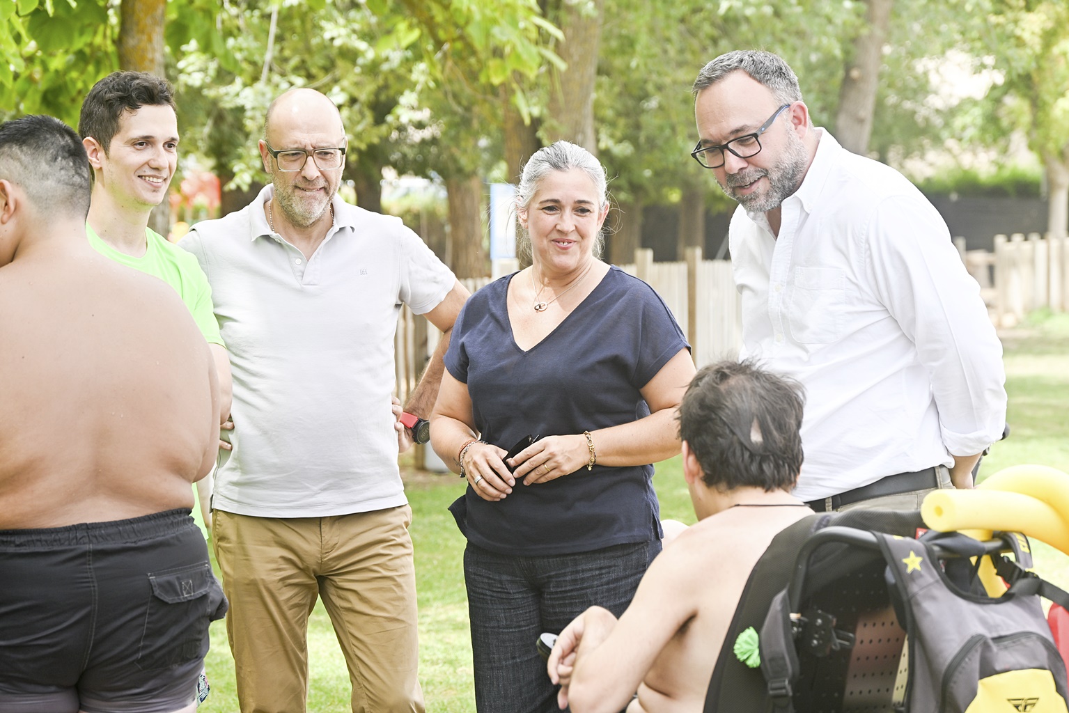 La piscina de verano acoge una parte del programa de estos programas del centro municipal de Servicios Sociales