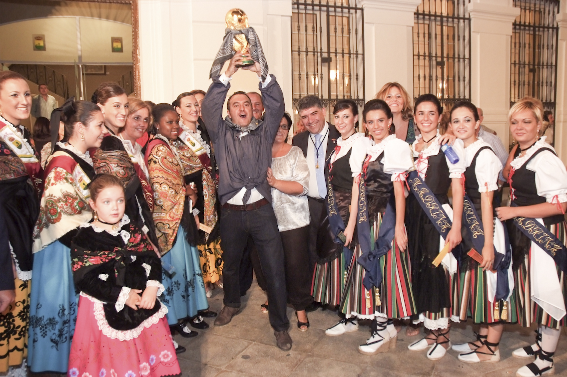 El pregonero de la Feria 2010, Roberto Brasero, con la Copa del Mundo en presencia de autoridades y Madrinas de las fiestas.