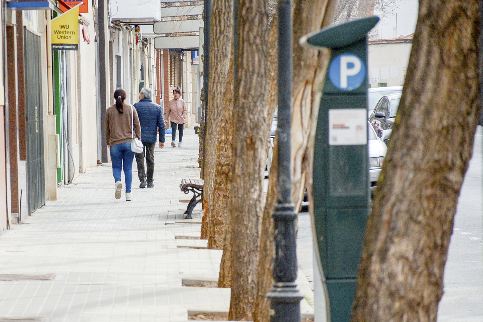 Tramo de la calle Doña Crisanta con aparcamiento regulado