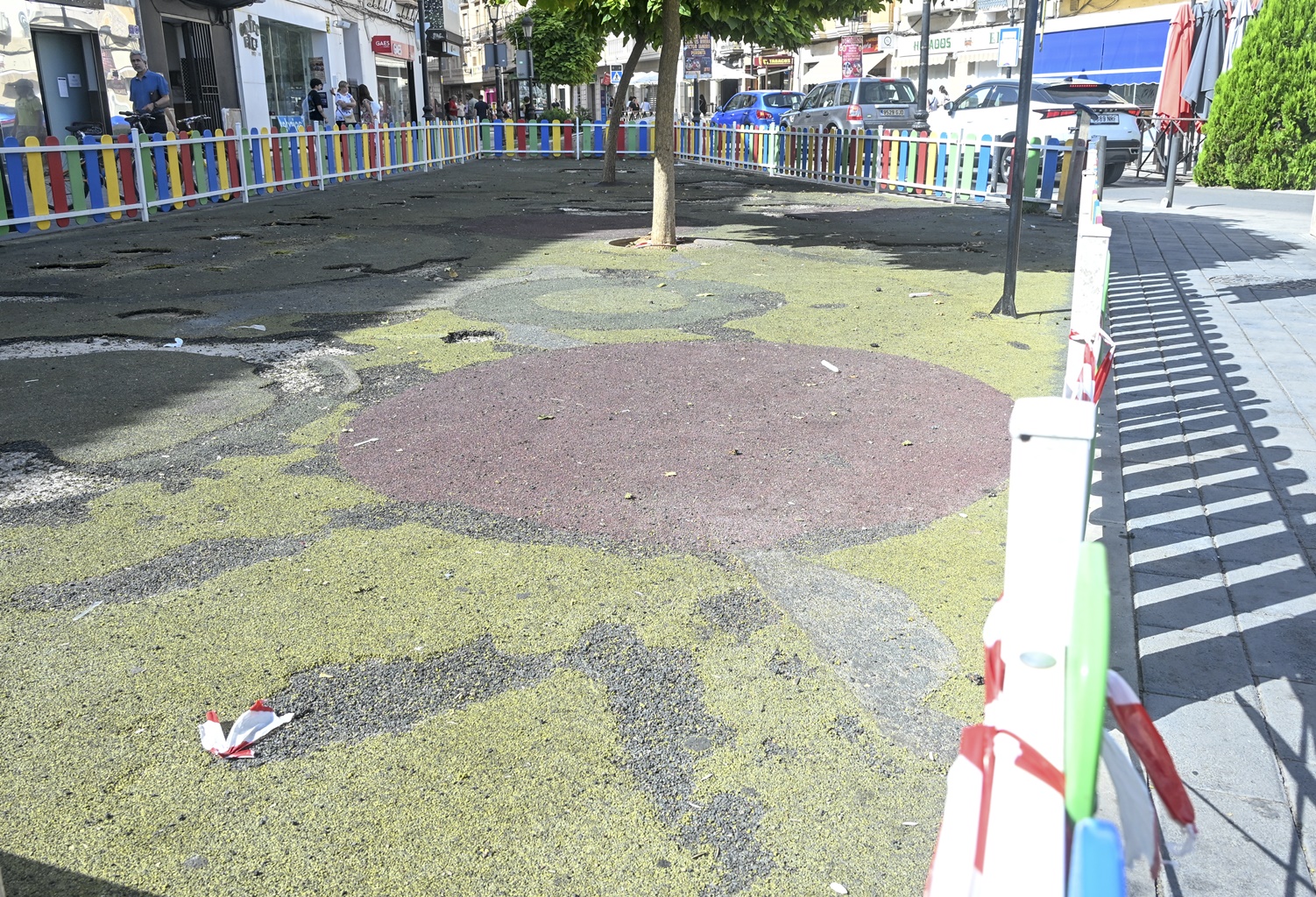Los trabajos de renovación de la zona de juegos de la plaza ya han comenzado