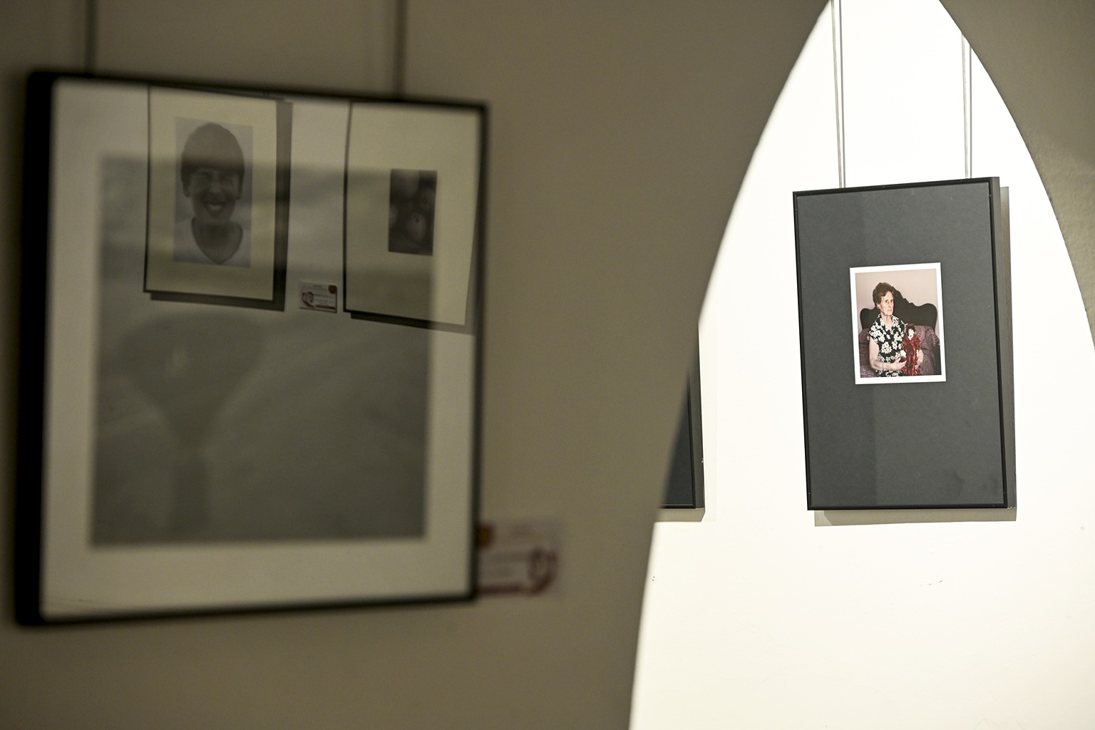 Obras expuestas en la exposición de fotografías de la posada de los Portales.