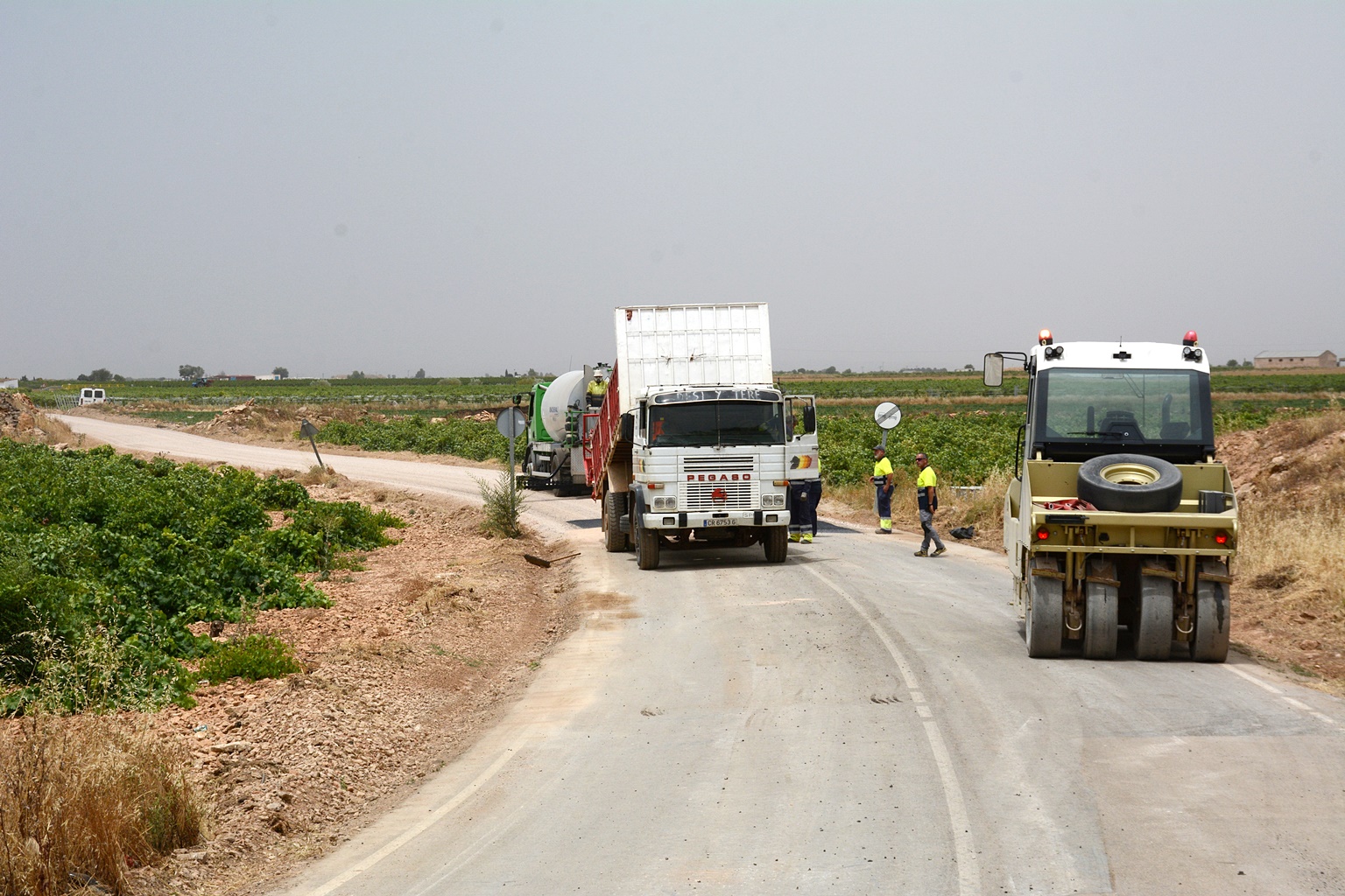 Trabajos de reparación realizados en un camino del término municipal de Tomelloso