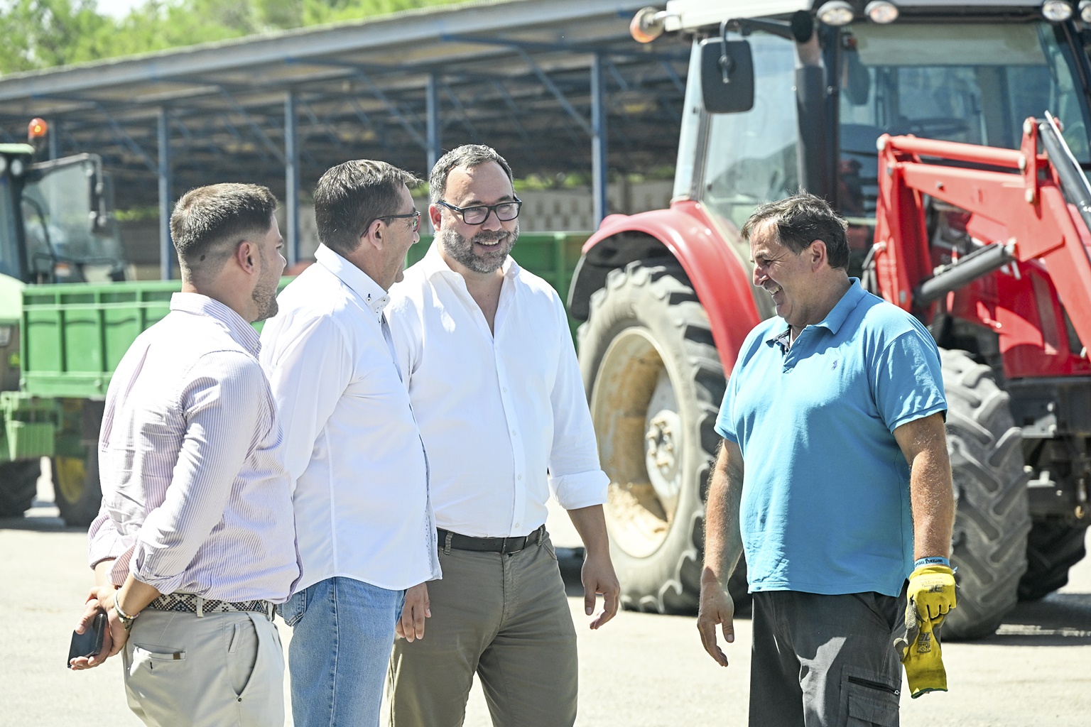 El alcalde, en el centro, intercambiando impresiones con un agricultor en la cooperativa Santiago Apóstol