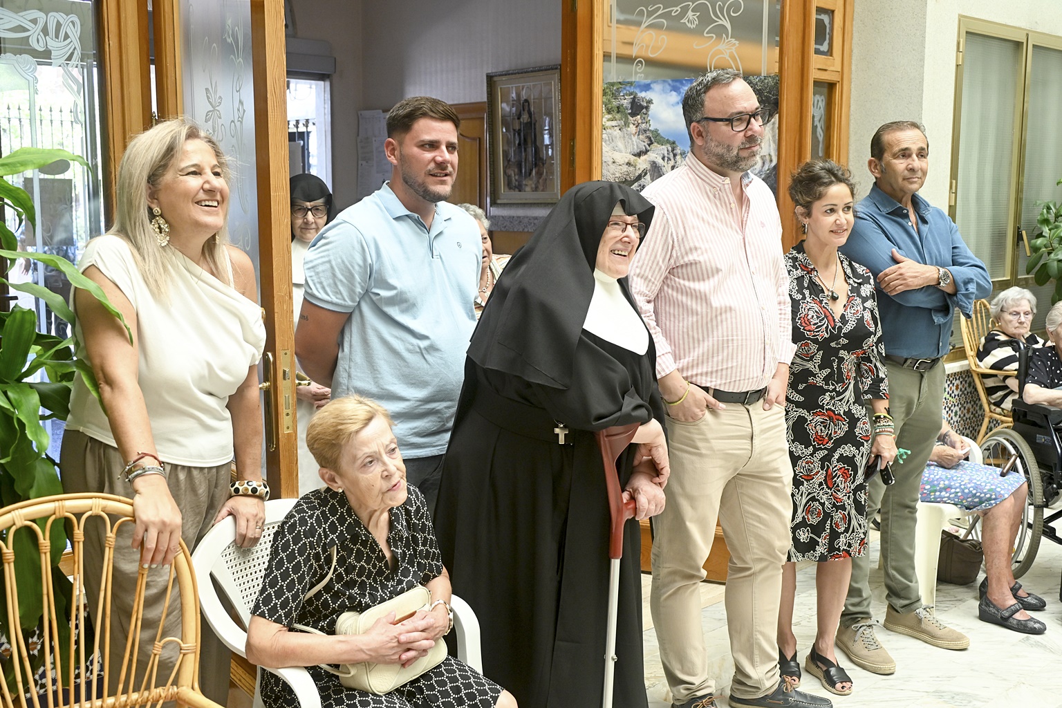 Un momento de la visita en el hall principal de la residencia