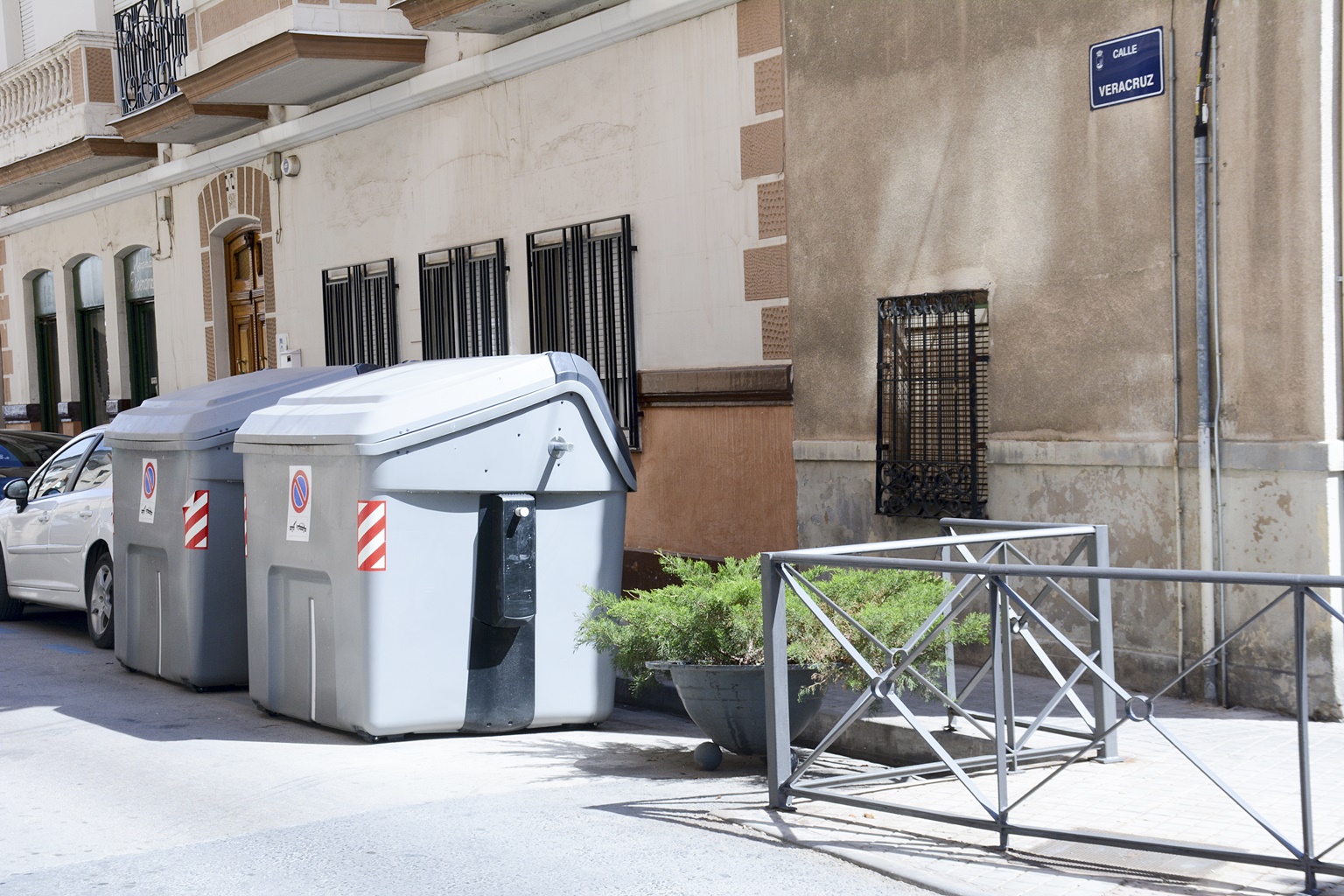Contenedores en una calle de Tomelloso