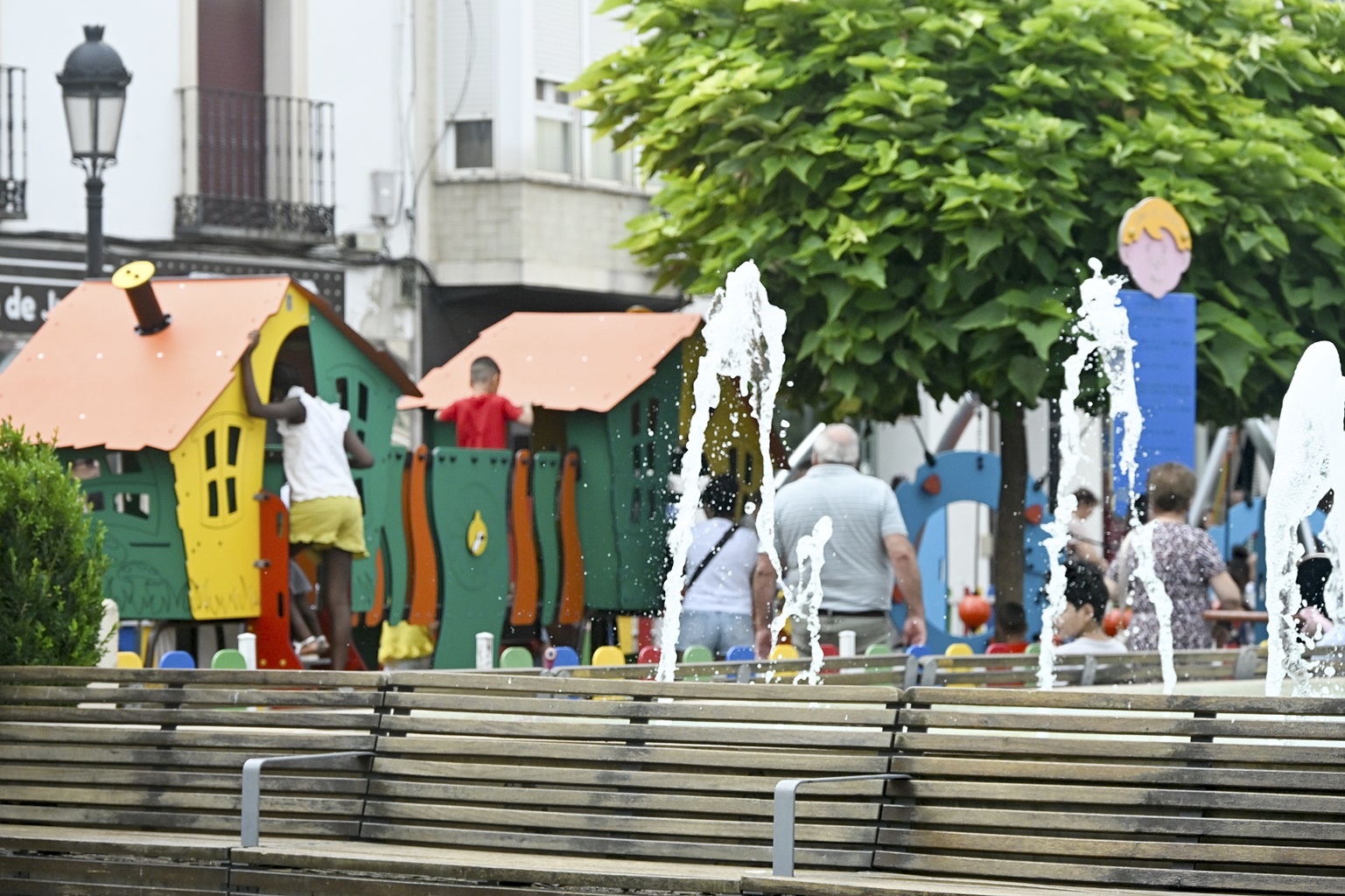 Vista parcial de la zona de juegos de la plaza de España