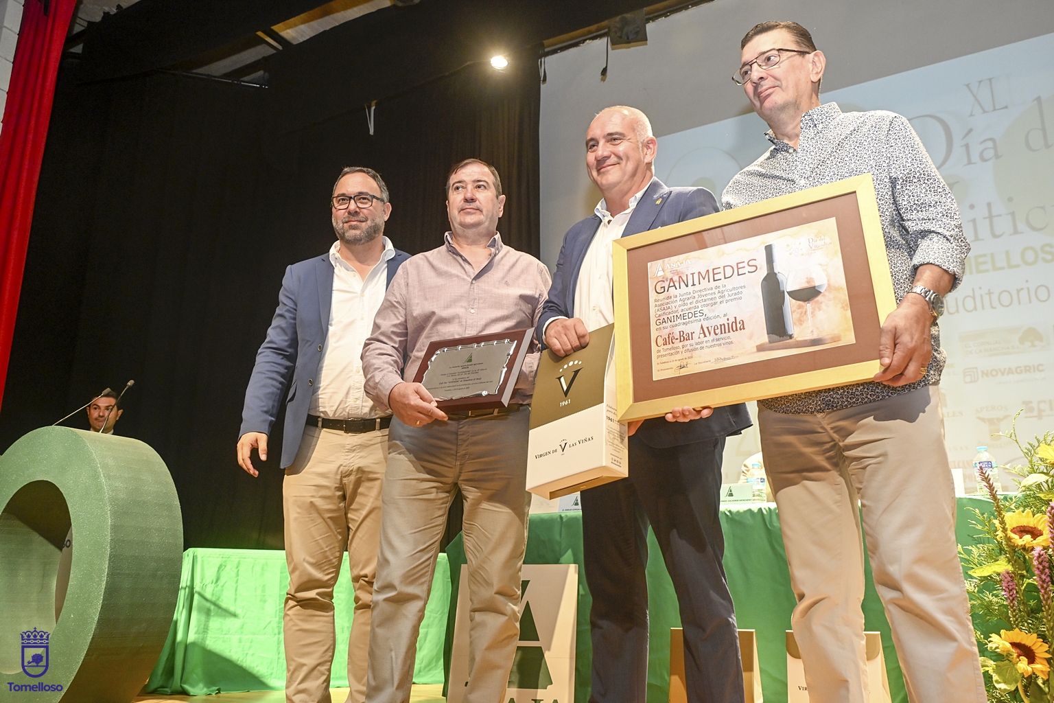 Entrega del premio "Ganímedes" Ciudad de Tomelloso a Café Bar Avenida en el 40 Día del Viticultor