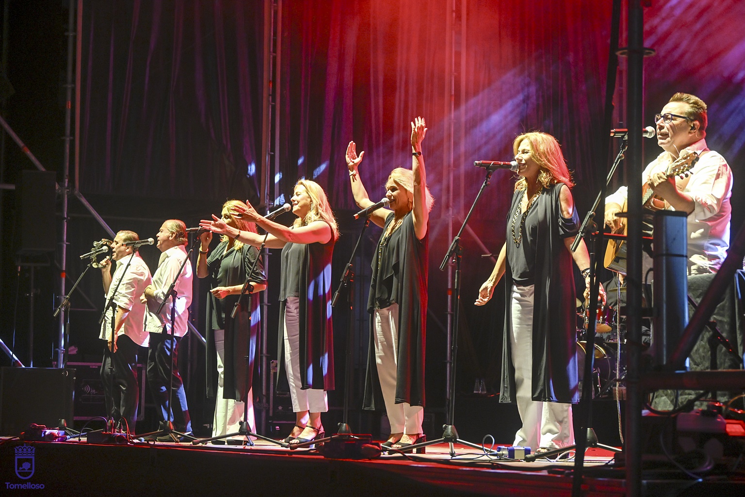 El grupo sevillano Siempre Así, anoche ren el Paco Gálvez