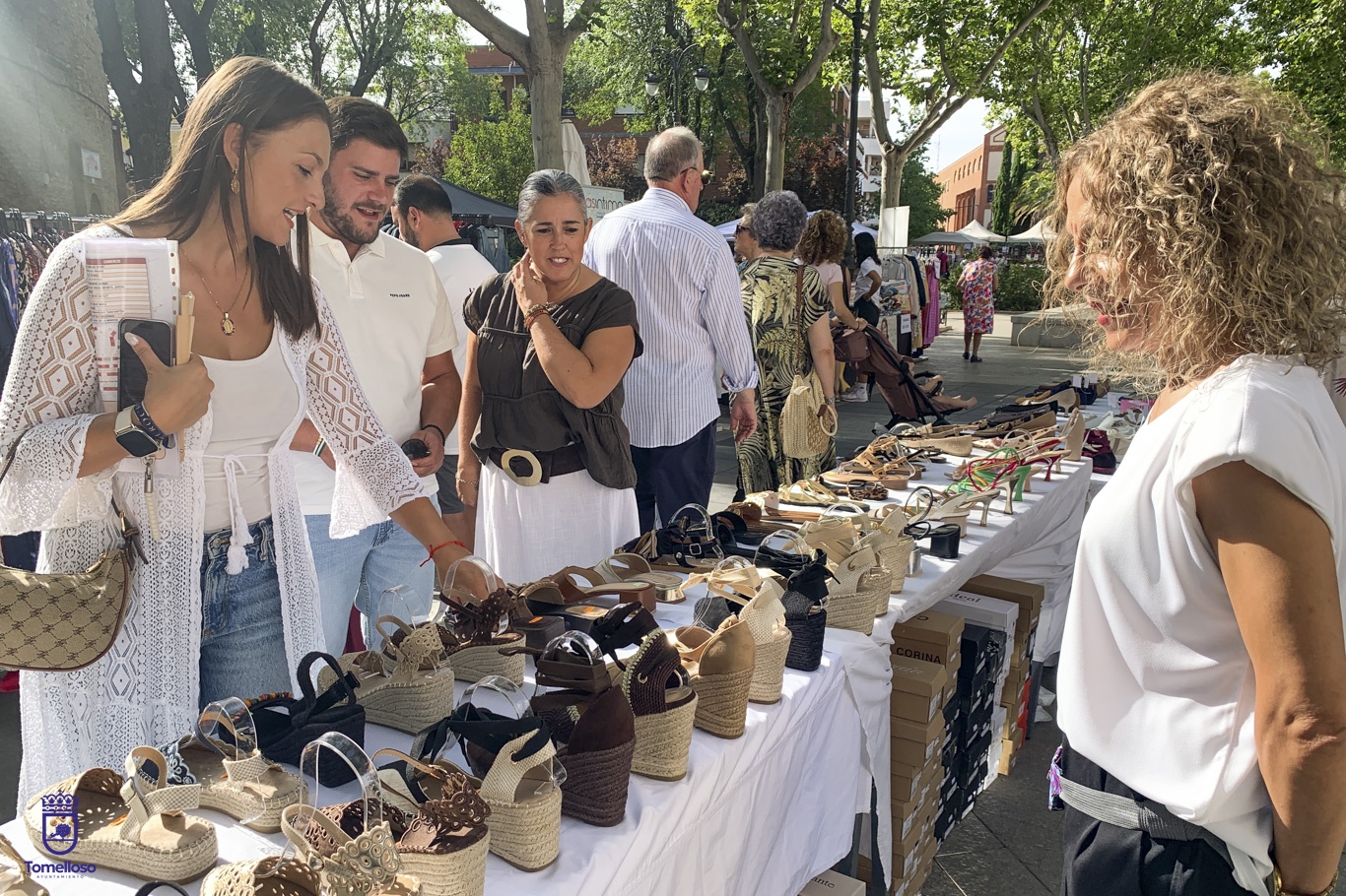 Rocío Valentín, Elena Villahermosa y Manuel Marquina recorren el Mercadillo Final de Temporada