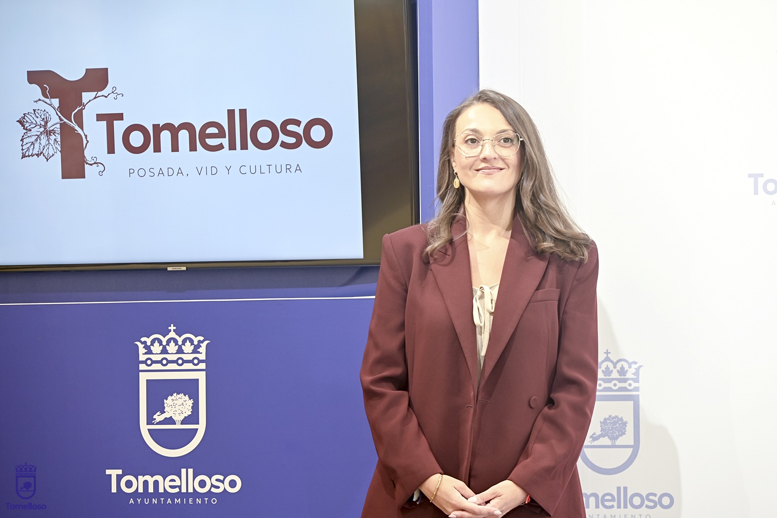 Rocío Valentín junto a la nueva imagen del Área de Turismo