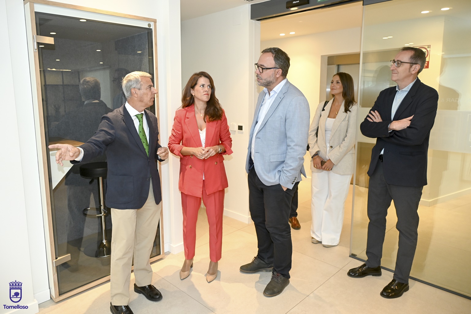 Navarro y Pelayo, en el centro de la imagen, durante la visita al Hotel Ogar