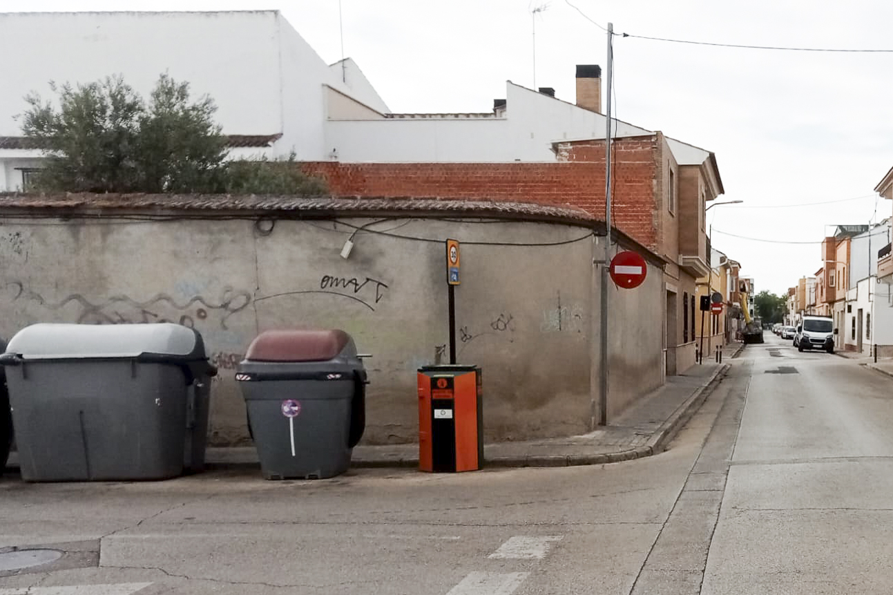 Punto de recogida selectiva de residuos en una calle de Tomelloso. El de color naranja es el contenedor de aceite usado