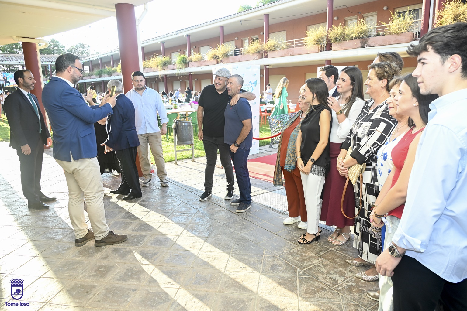 Asistentes a la fiesta de elder