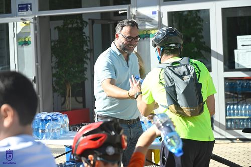 Javier Navarro colaborando en el avituallamiento ubicado en la Ciudad Deportiva