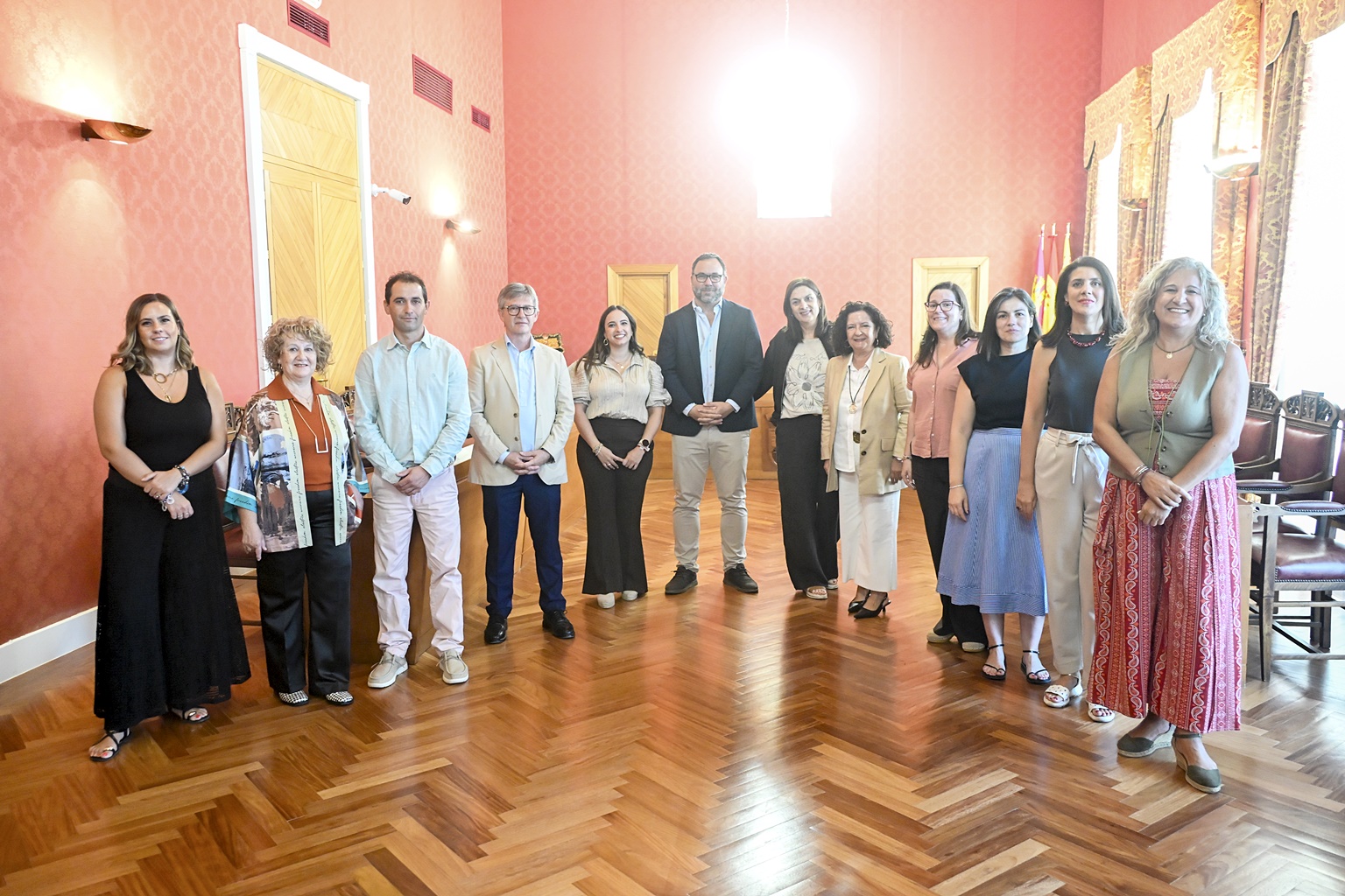 El acto de bienvenida a los nuevos trabajadores se ha celebrado en el salón de plenos