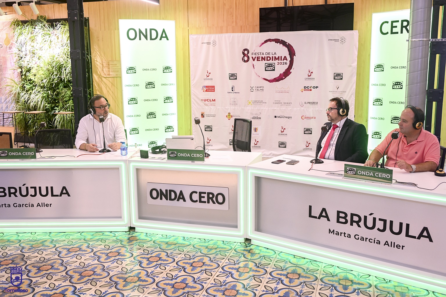 A la izquierda, el alcalde de Tomelloso Javier Navarro, que fue entrevistado por Javier Ruiz y Marcos Galván.