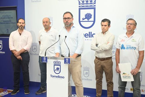 Javier Navarro, durante la presentación de la prueba ciclista