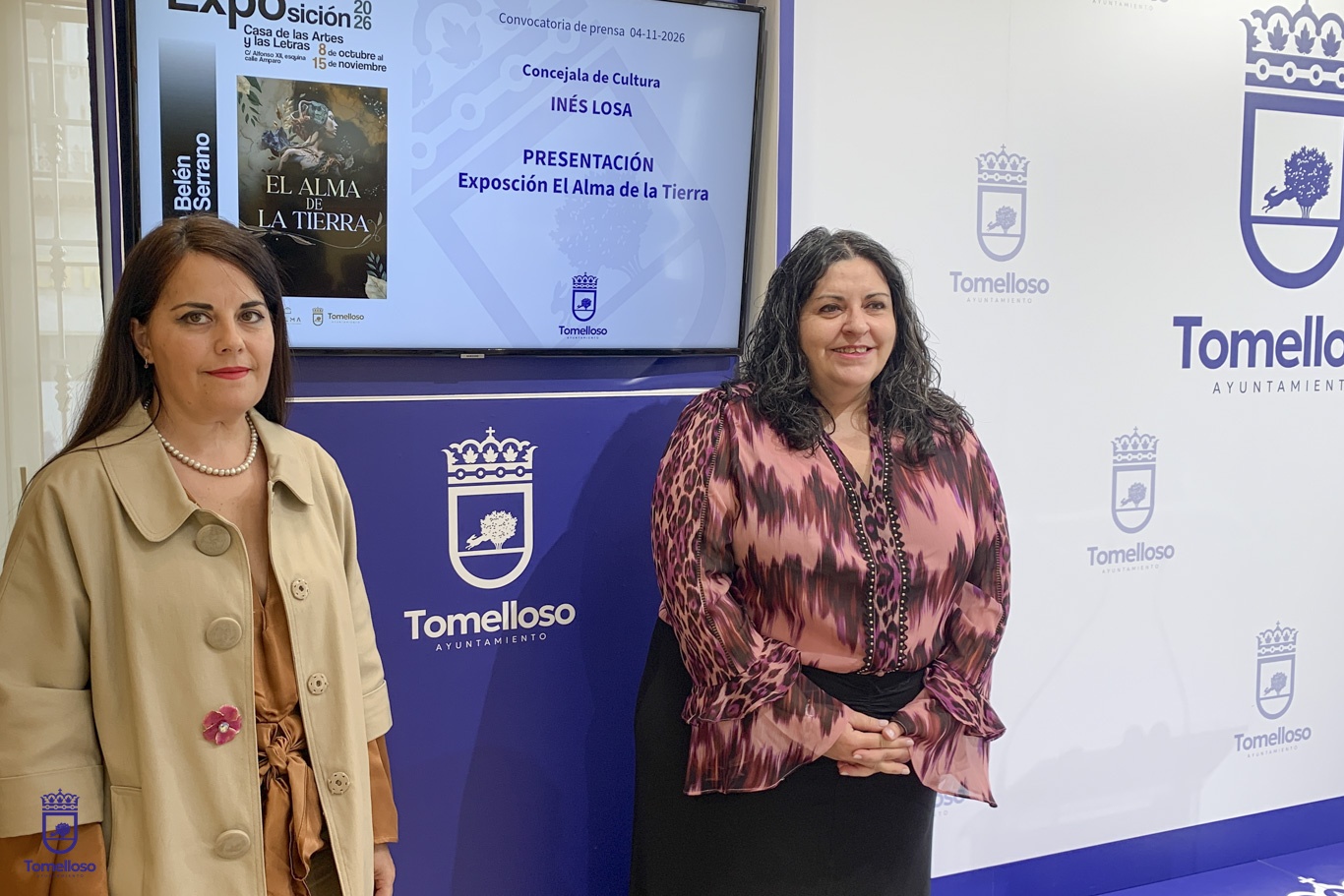 La escultora Carmen Belén Serrano Serrano y la concejala de Cultura Inés Losa en la presentación de la exposición "El alma de la tierra"