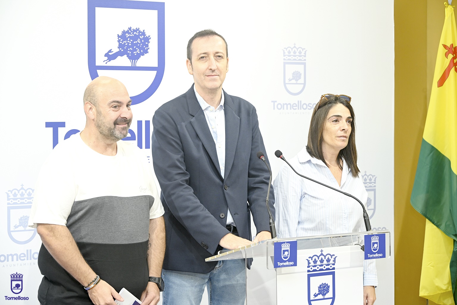 Antonio Calvo, en el centro, con los representantes de la asoción de vecinos