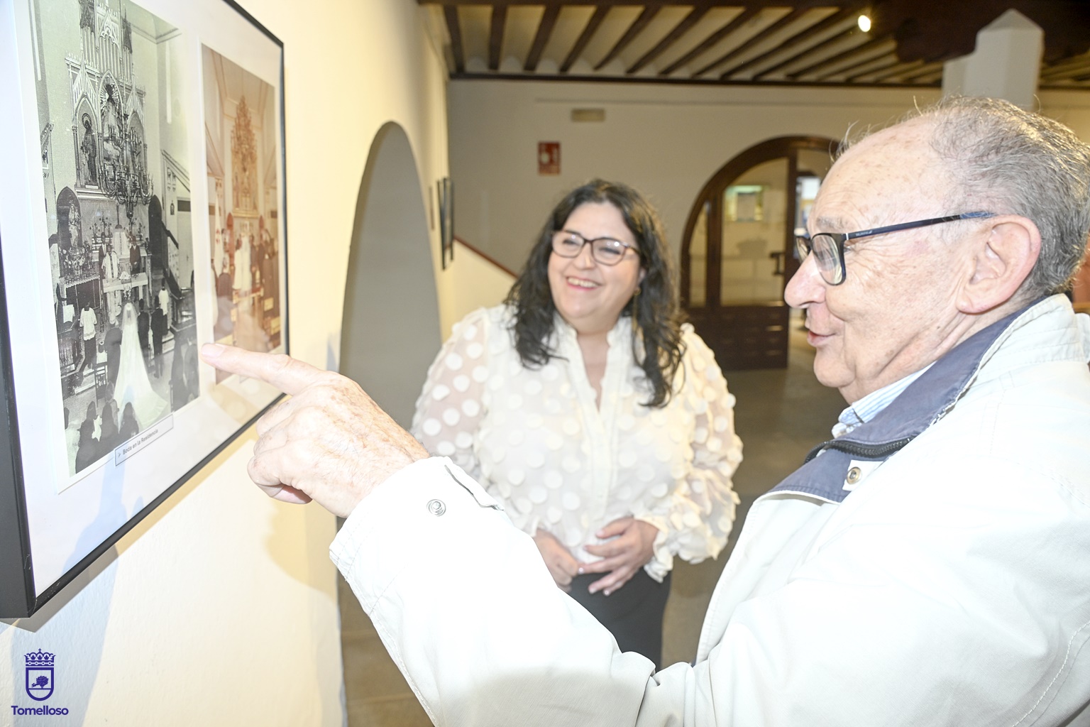 Inés Losa y Félix Salinas, organizador de la exposición