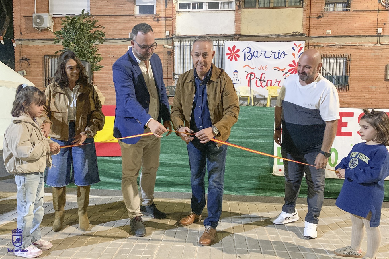 Corte de cinta en inauguración de las fiestas del Barrio del Pilar