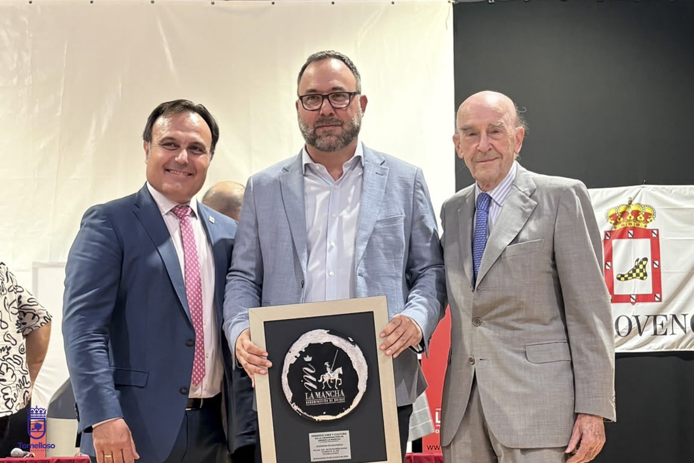 El alcalde, con el presidente de la DO La Mancha y el presidente de la cooperativa Virgen de las Vias