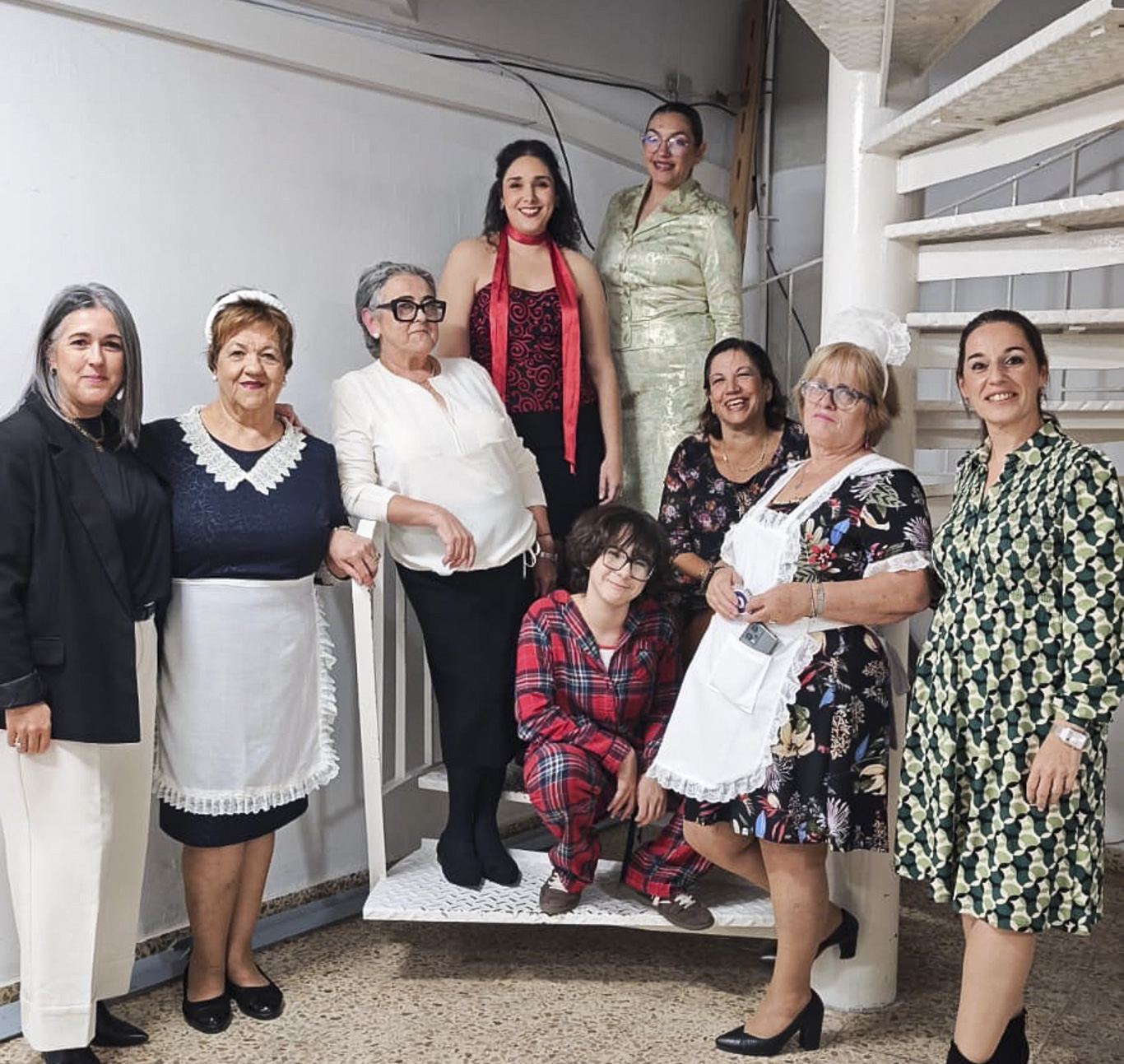 Elena Villahermosa con las integrantes del taller de Teatro del Centro de la Mujer intérpretes de "Ocho mujeres"
