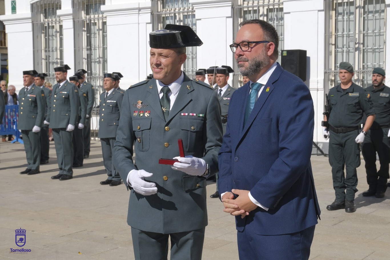 El alcalde entrega la Medalla de Oro de la Ciudad al teniente de la Guardia Civil de Tomelloso
