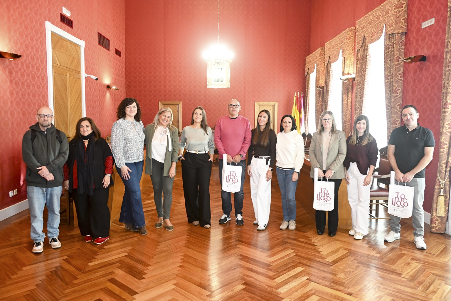 Participantes en la recepción celebrada en el salón de plenos del Ayuntamiento
